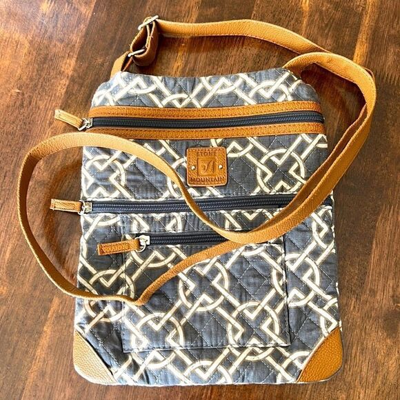 Stone Mountain Gray and White Cloth Crossbody Purse - Picture 1 of 7